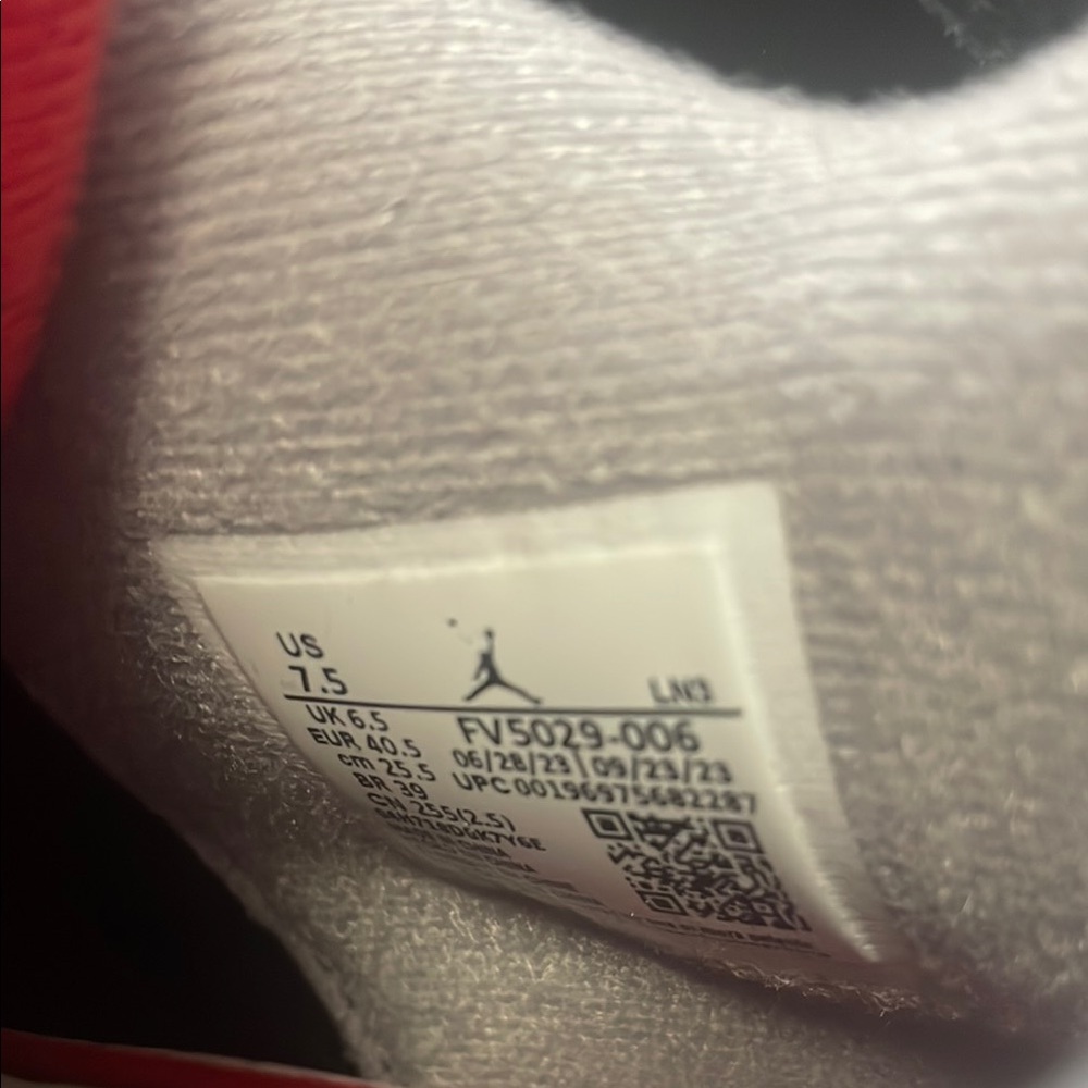 Jordan Air Jordan 4 Retro Black and Red - Picture 3 of 4